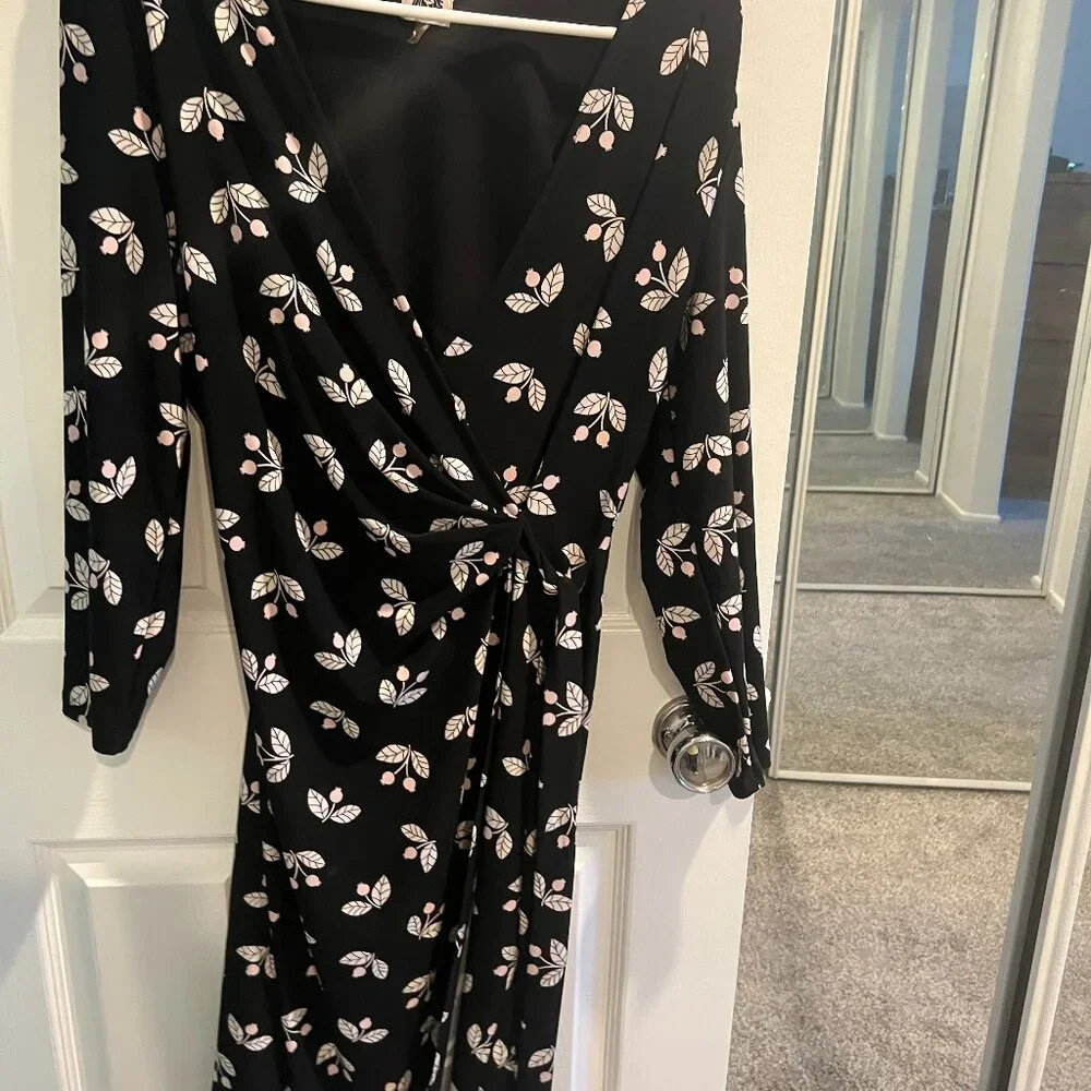 DRESSES - Picture 2 of 3